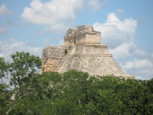 Uxmal: Pirámide maya del Adivino de planta ovalada  consagrada a Chaac dios de la lluvia